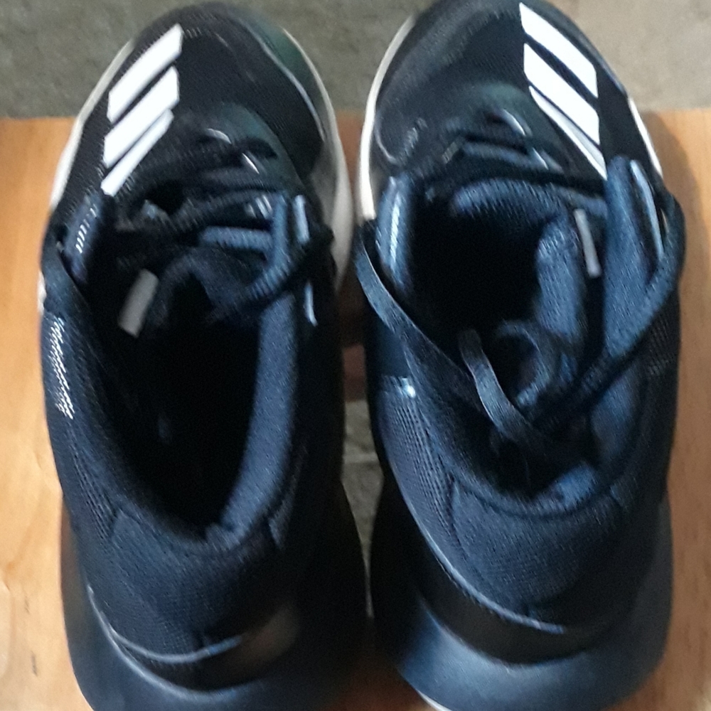 Boys size 5 Adidas Ortholite Basketball Shoe